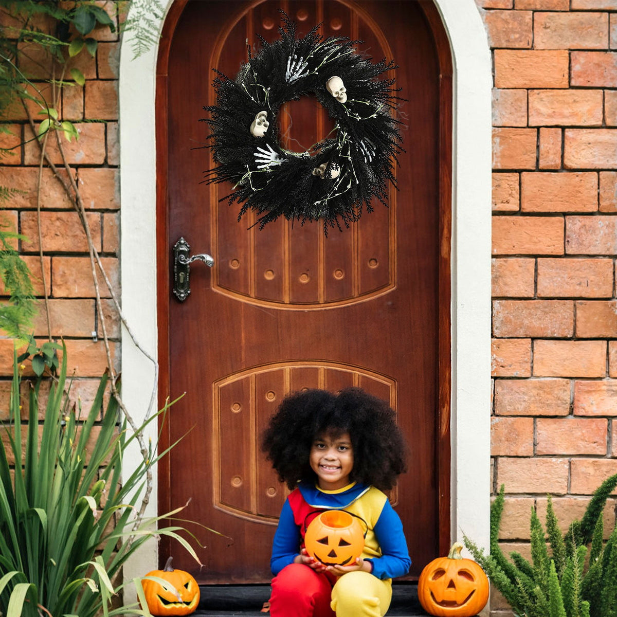 XHKUYI Halloween Skeleton Wreath 19.7 Inch, Black Skull Hand Halloween Wreath with Bone Details and Spooky Round Door Accent, for Front Door, Porch Wall, Haunted House Party, Indoor Entry Decor