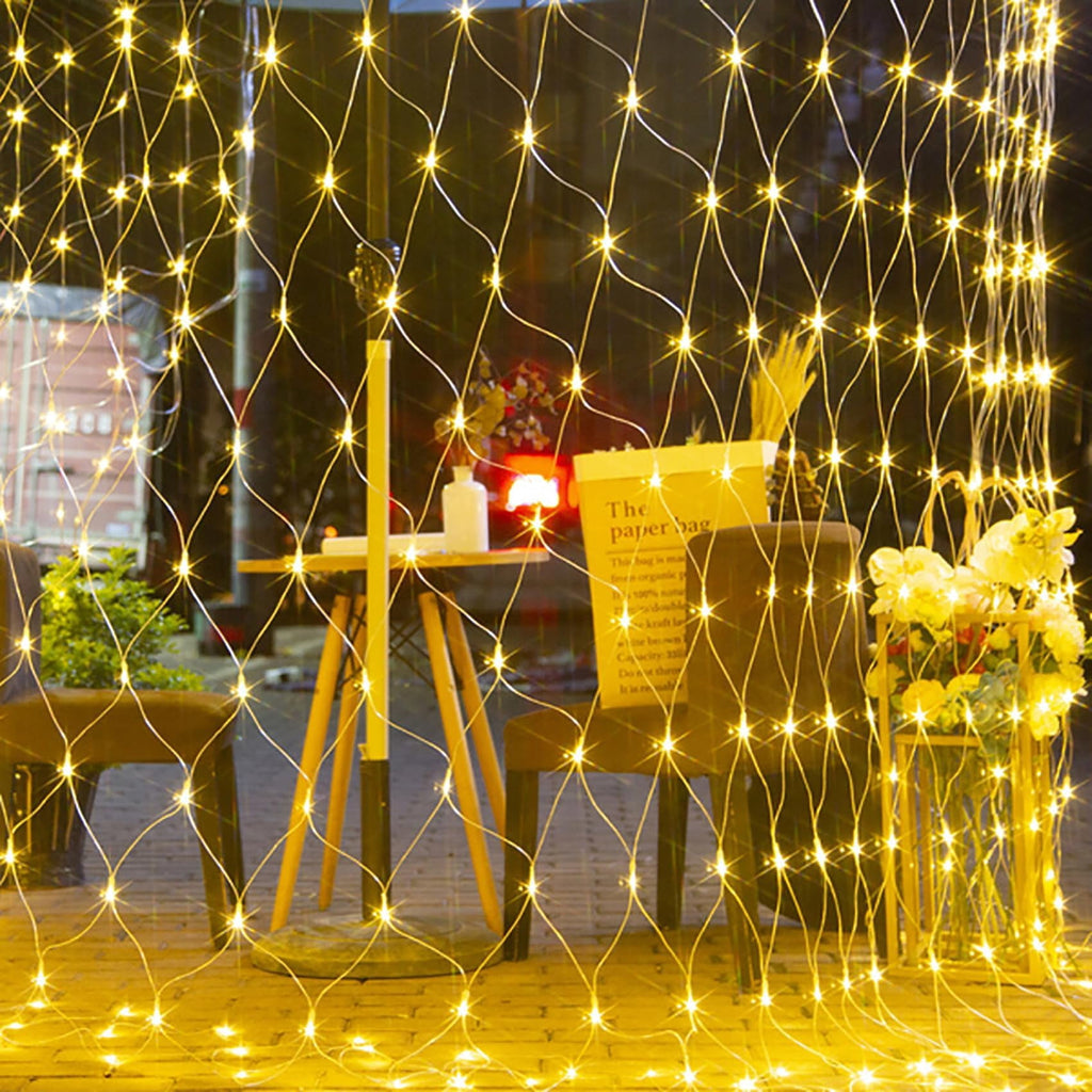 Garden Net Lights- Battery Operated 672 LED Waterproof Net Mesh Lights with 8 Modes- 6x4M Fairy String Lights for Outdoor Indoor Christmas Tree- Bush- Backyard- Garden- Party Décor.